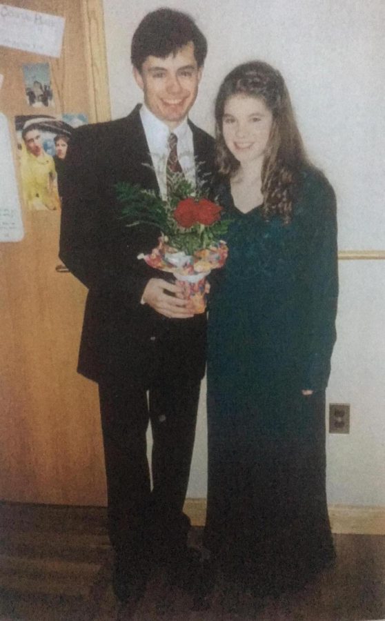 Darik Vélez ’01 gave Elizabeth Vélez ’02 two roses on each Valentine’s Day but saved the third for his proposal based on the saying: “One for you, one for me, one forever.” (Photo courtesy of Darik Vélez.)
