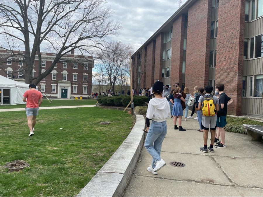 Students line up past Prospect House for Driscoll dinner on Build-Your-Own-Bowl night. (Kevin Yang/The Williams Record)