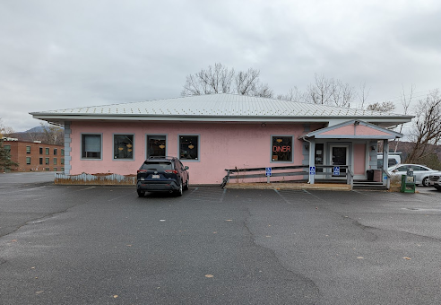 In Williamstown diners, voters talk politics — or avoid them