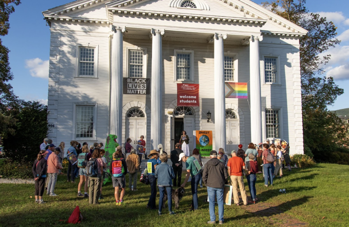 Williamstown+community+members+gathered+in+front+of+the+First+Congregational+Church+to+voice+their+demands+for+climate+action.+%0A%28Edan+Zinn%2FThe+Williams+Record%29%0A
