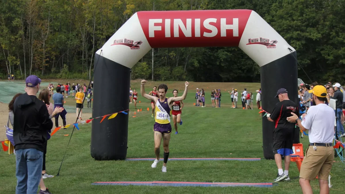 Men’s cross country places second, Chuckie Namiot ’25 wins individual title at Purple Valley Classic