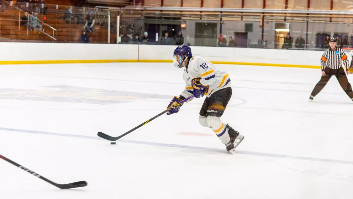 Men's Hockey loses to Bowdoin 3-3 in shootout