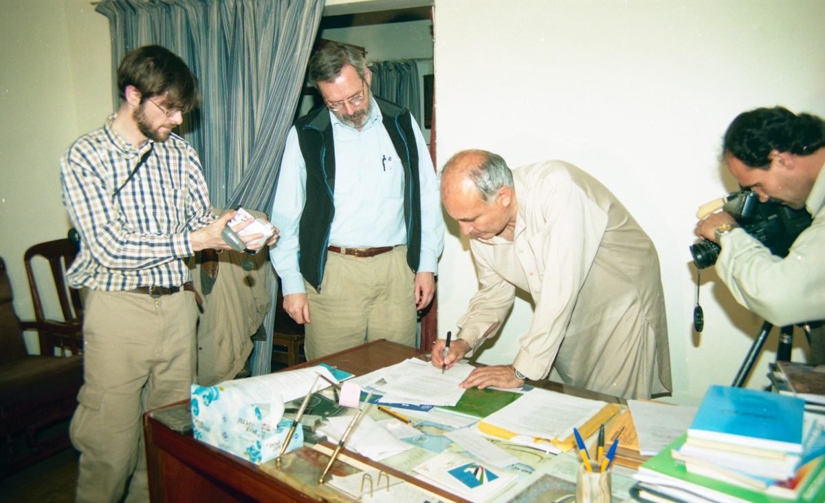 Photo courtesy of Abd al-Wahāb.
Edwards and Whitmore watch Daud sign a contract to transfer the archive to the College. 