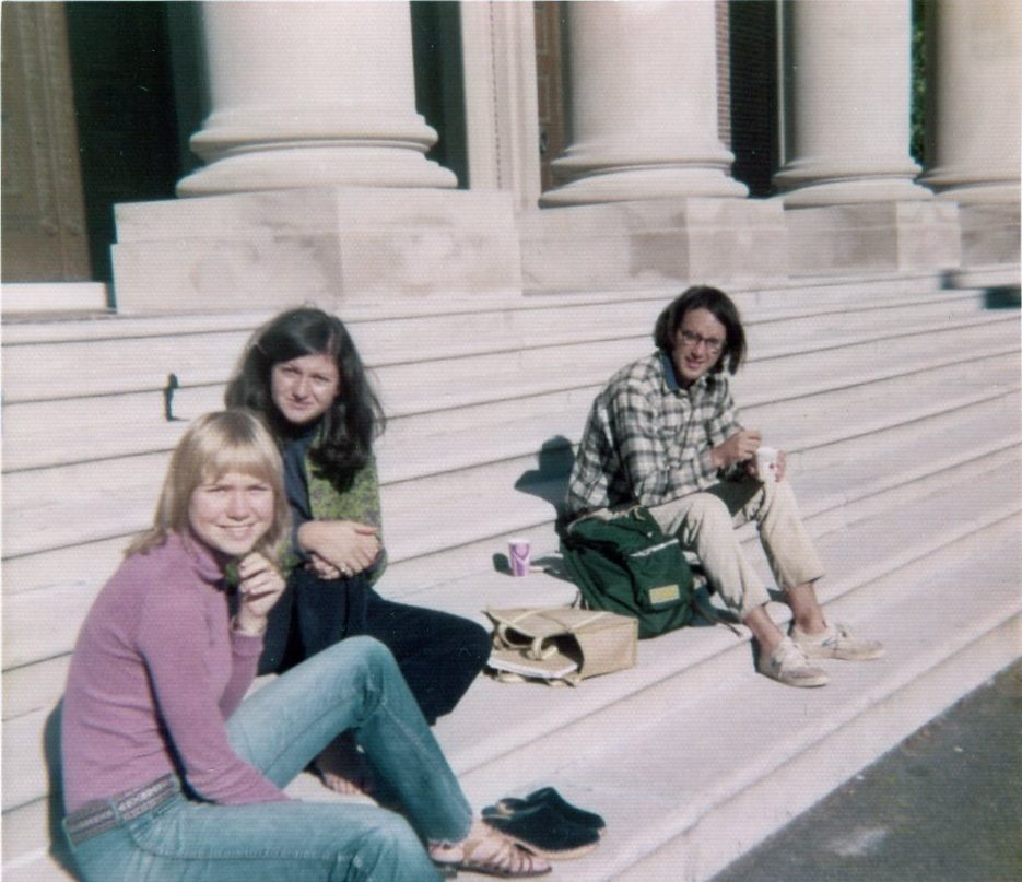 Photo courtesy of Dede Gotthelf Moan.
Dede Gotthelf Moan ’73 and friends on the Chapin Hall steps.